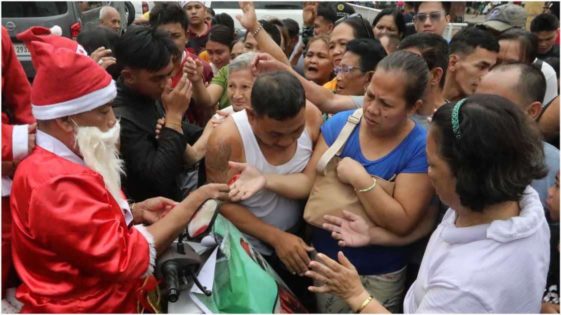 54-anyos na good samaritan, nag-ala Santa Claus na namigay ng pamasko 54-anyos na good samaritan, nag-ala Santa Claus na namigay ng pamasko
