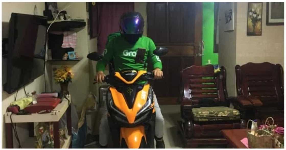 Customer, pinapasok na delivery rider sa bahay sa takot na mahuli sa labas dahil sa curfew Customer, pinapasok na delivery rider sa bahay sa takot na mahuli sa labas dahil sa curfew