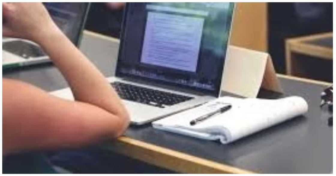 Estudyanteng may mahinang internet, naluha nang mapagkamalan ng guro na di handa Estudyanteng may mahinang internet, naluha nang mapagkamalan ng guro na di handa