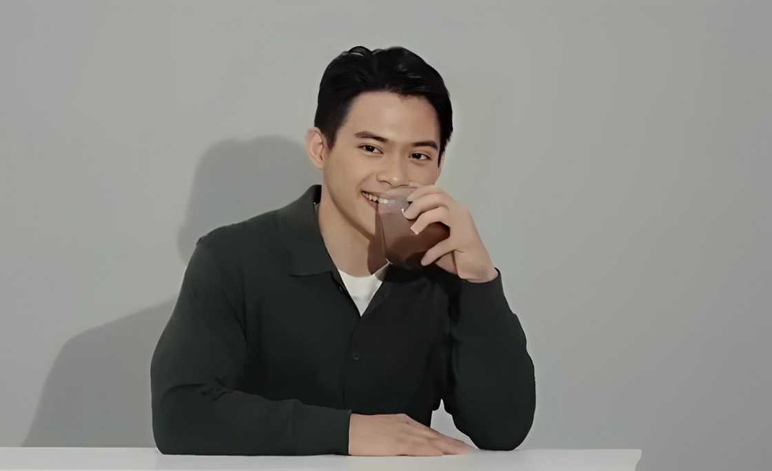 Carlos Yulo, may bagong chocolate drink commercial (Jay Dee Pre | Facebook) Carlos Yulo, may bagong chocolate drink commercial (Jay Dee Pre | Facebook)