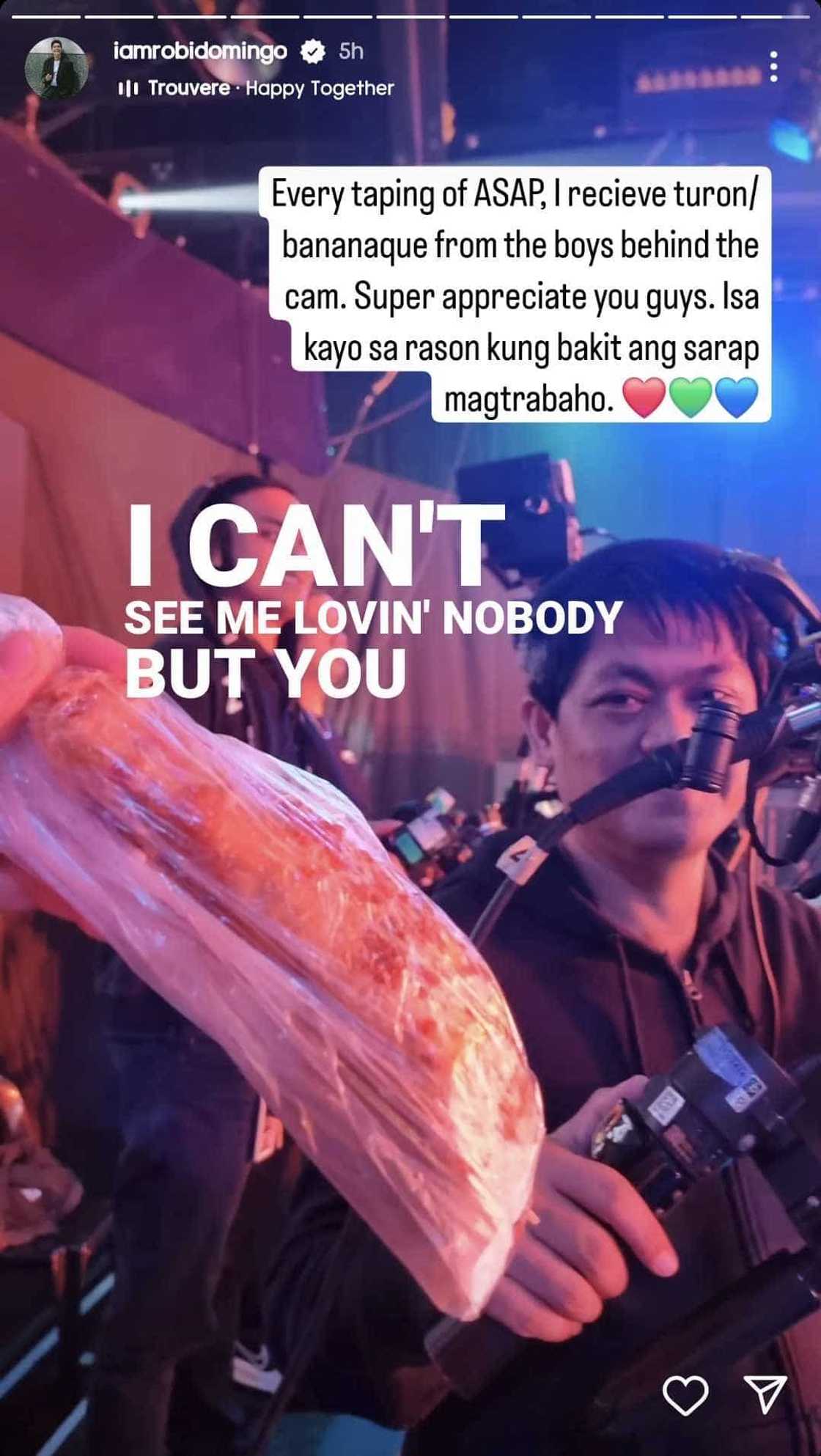 Robi Domingo, ibinida ang natatanggap niyang pagkain mula sa crew ng 'ASAP' Robi Domingo, ibinida ang natatanggap niyang pagkain mula sa crew ng 'ASAP'
