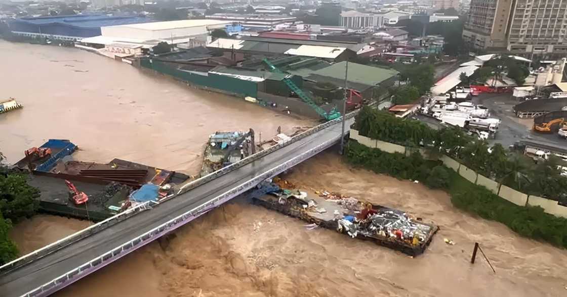 Mga barge, inanod ng rumaragasang baha sa Marikina river; tinamaan na tulay, bahagyang nasira