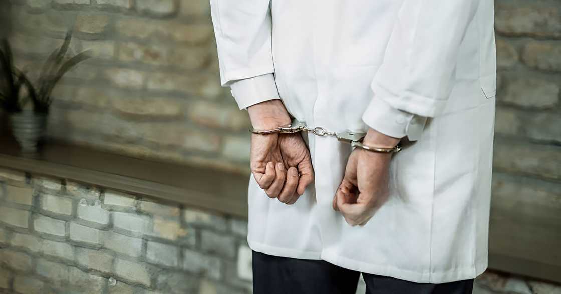 Ilegal na ospital sa condo sa Parañaque, ni-raid ng mga awtoridad; doktor na Tsino, arestado Ilegal na ospital sa condo sa Parañaque, ni-raid ng mga awtoridad; doktor na Tsino, arestado