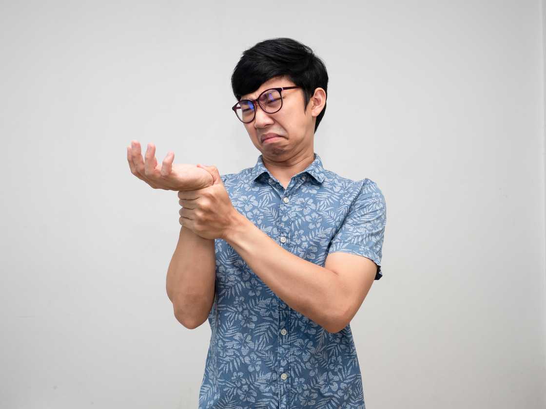 A man with nerve issues on the hands