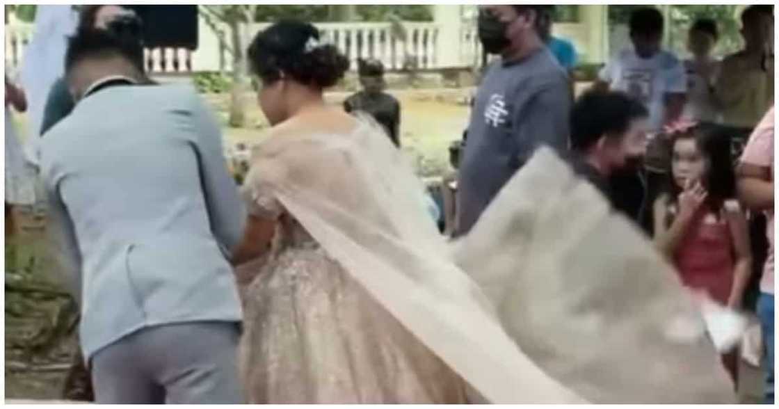 Wedding organizer na nagtago sa loob ng gown ng bride, kinagiliwan ng netizens Wedding organizer na nagtago sa loob ng gown ng bride, kinagiliwan ng netizens