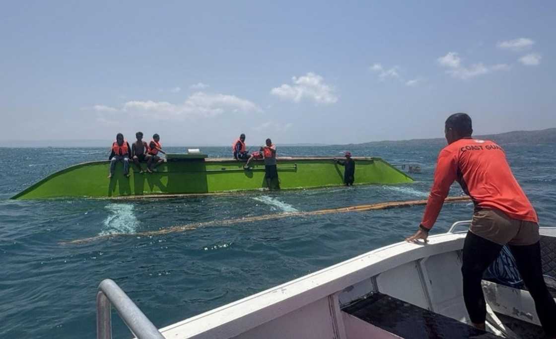 Coast Guard rumesponde agad, 6 pasahero nailigtas sa bangka na tumaob Coast Guard rumesponde agad, 6 pasahero nailigtas sa bangka na tumaob