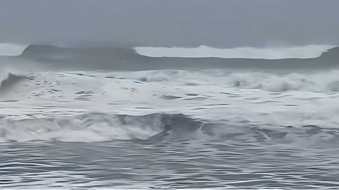Reporter, napatakbo nang biglang rumagasa ang tubig dagat papasok sa isang hotel sa Baler