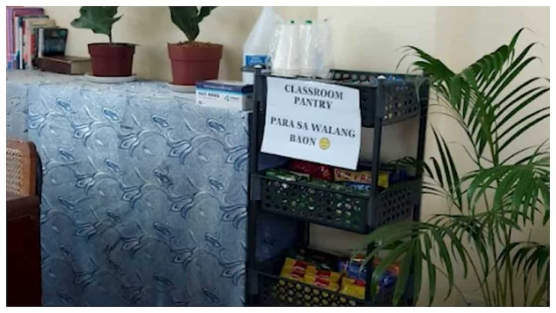 Teacher sa Laguna, naglagay ng 'classroom pantry' para sa mga batang walang baon Teacher sa Laguna, naglagay ng 'classroom pantry' para sa mga batang walang baon