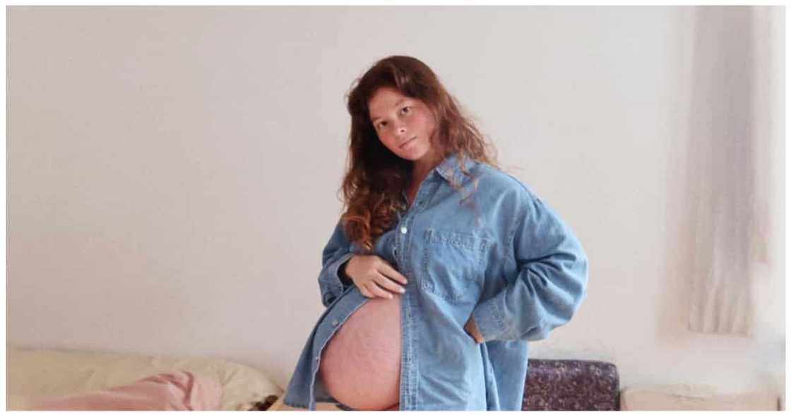 Andi Eigenmann, ibinahagi ang litrato ng kanyang siyam na buwang baby bump Andi Eigenmann, ibinahagi ang litrato ng kanyang siyam na buwang baby bump