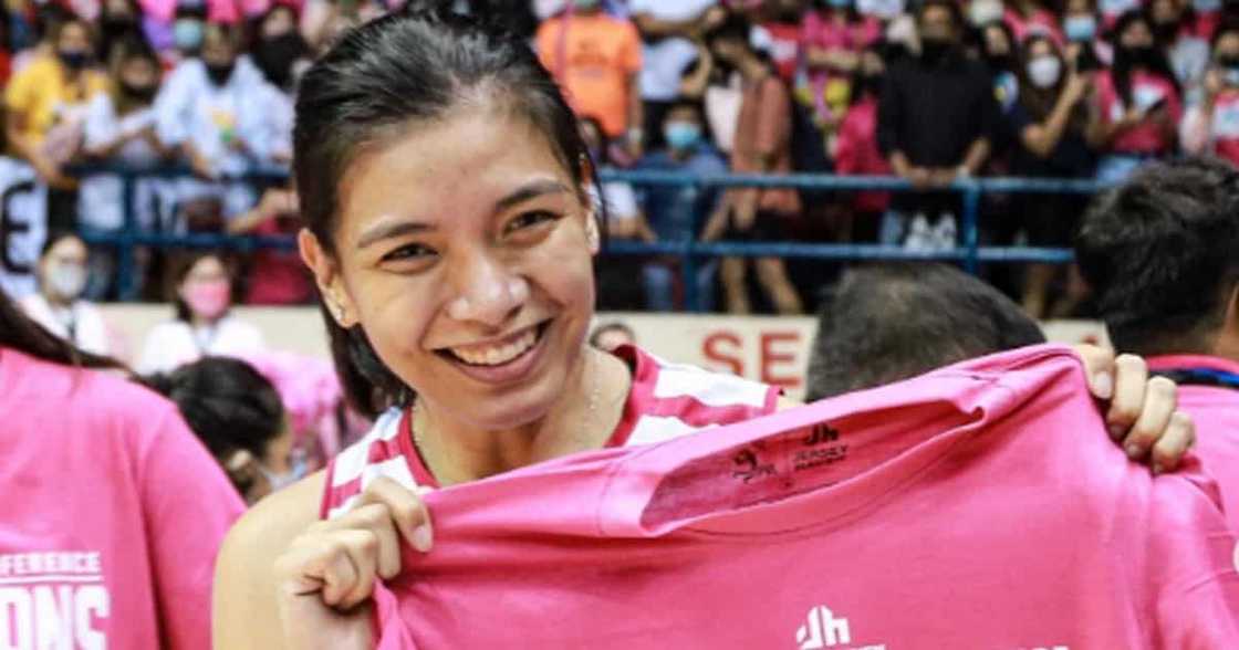 Phenom Alyssa Valdez, nag house-to-house campaign sa Parañaque Phenom Alyssa Valdez, nag house-to-house campaign sa Parañaque