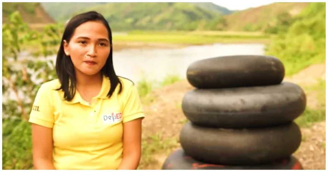 Ilang gurong naghahatid ng modules, buwis-buhay na tumatawid sa ilog gamit ang salbabida Ilang gurong naghahatid ng modules, buwis-buhay na tumatawid sa ilog gamit ang salbabida