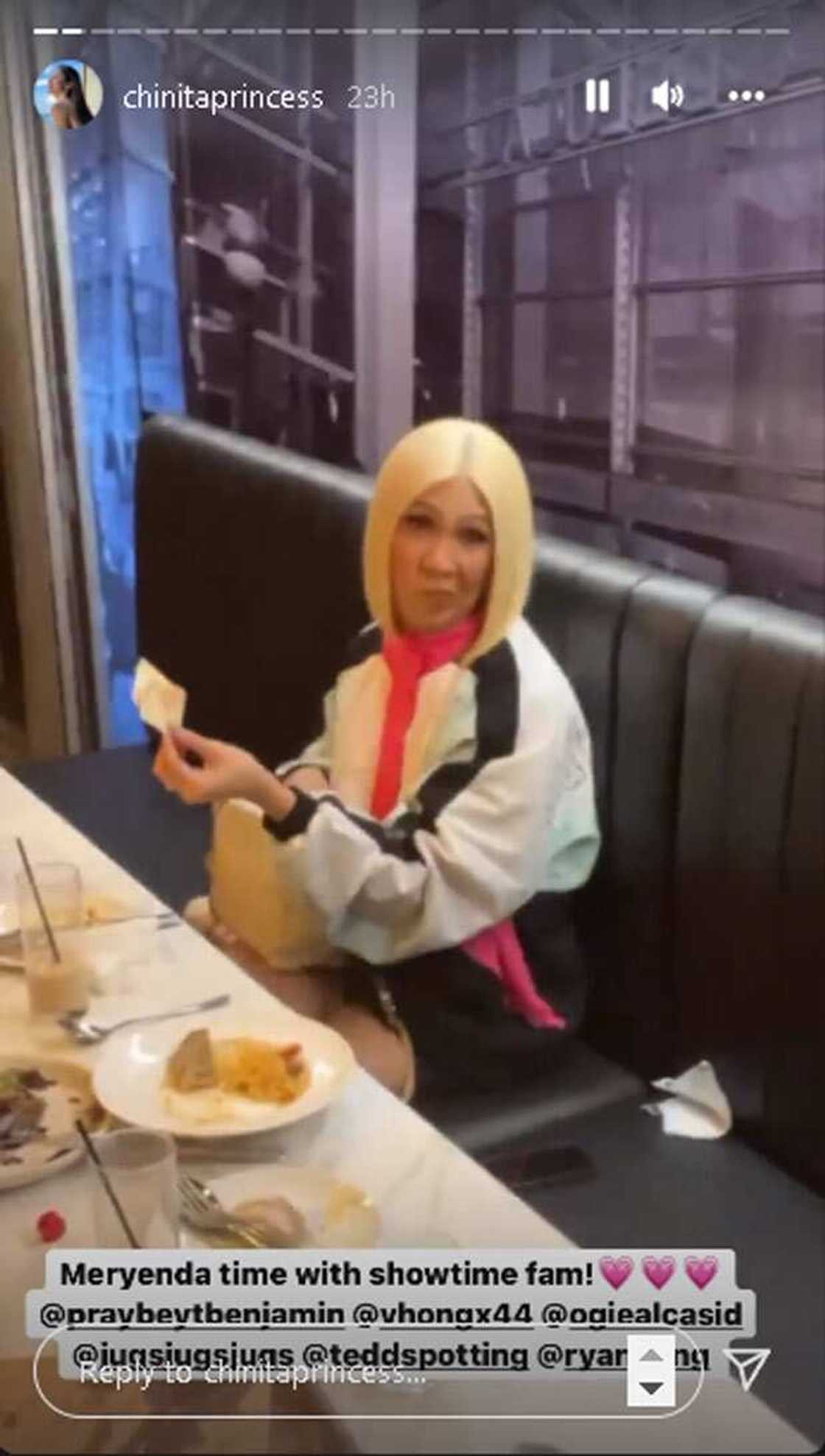 Vice Ganda, naging galante sa waiter; nagbigay ng P1K na tip: “One thousand. Big time!” Vice Ganda, naging galante sa waiter; nagbigay ng P1K na tip: “One thousand. Big time!”