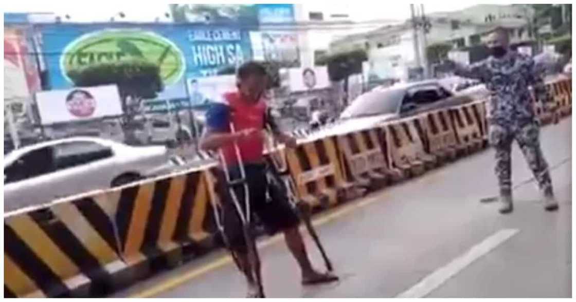 Lalaking nagpapanggap na pilay, bistado nang takbuhan ang nanitang traffic marshal Lalaking nagpapanggap na pilay, bistado nang takbuhan ang nanitang traffic marshal