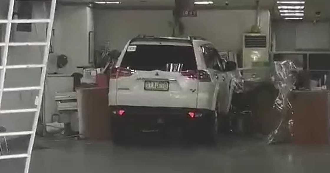 An SUV has crashed into a bank along EDSA in Quezon City An SUV has crashed into a bank along EDSA in Quezon City