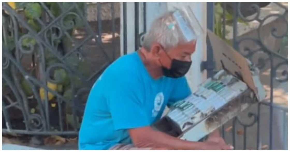 Nakatulalang vendor, napasaya ng nagmalasakit na netizen na nag-abot sa kanya ng tulong Nakatulalang vendor, napasaya ng nagmalasakit na netizen na nag-abot sa kanya ng tulong