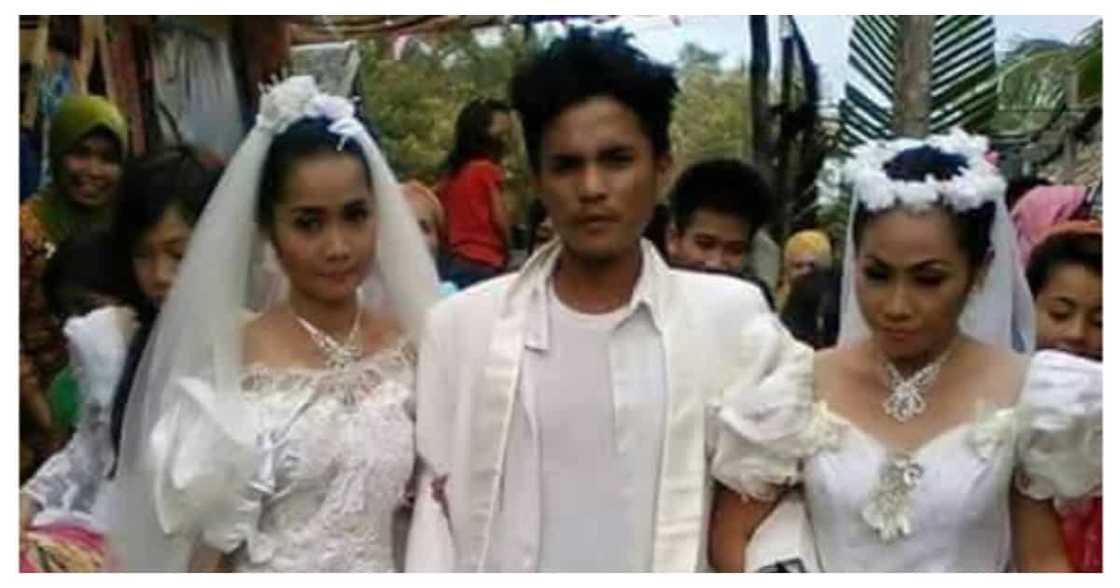 Para walang away! Lalaki, pinakasalan ang dalawang babaeng pinag-aagawan siya Para walang away! Lalaki, pinakasalan ang dalawang babaeng pinag-aagawan siya
