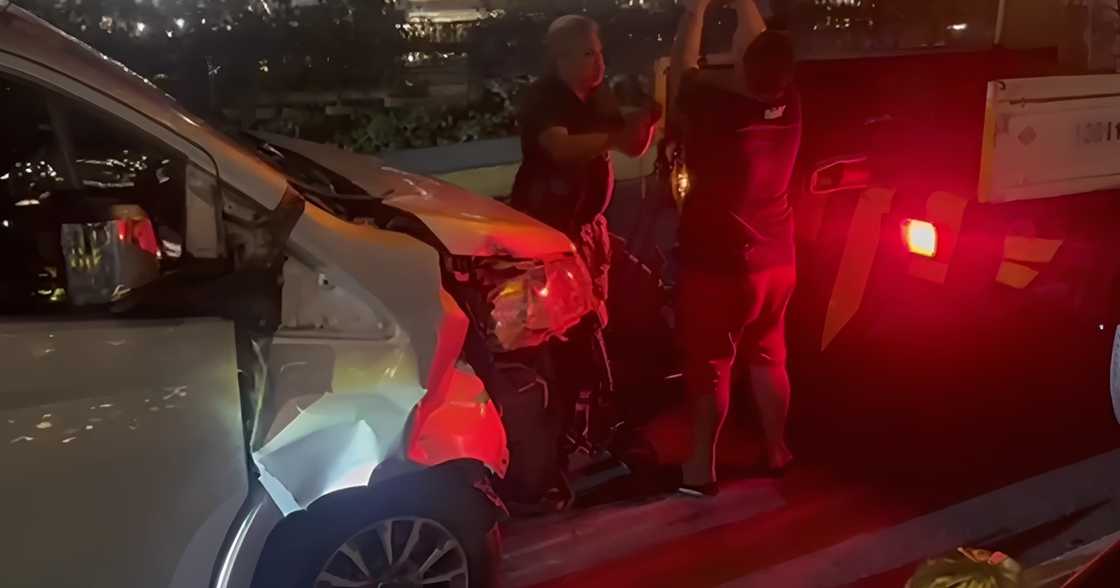 Speeding van crashes into Jones Bridge railings; foreign-looking driver detained