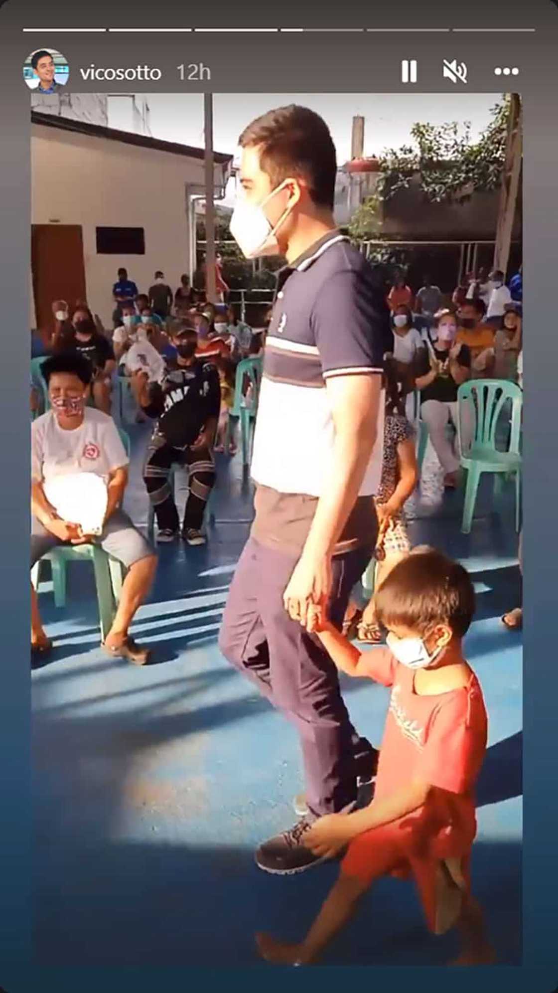 Mayor Vico Sotto, nawindang sa pagsulpot ng kapatid ng batang hawak niya: "Hinablot ng kuya"