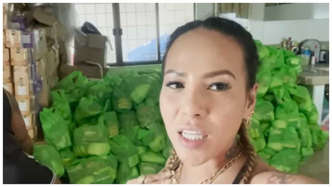 Madam Inutz, namahagi ng maagang pamasko sa mga taga Cavite at Batangas Madam Inutz, namahagi ng maagang pamasko sa mga taga Cavite at Batangas