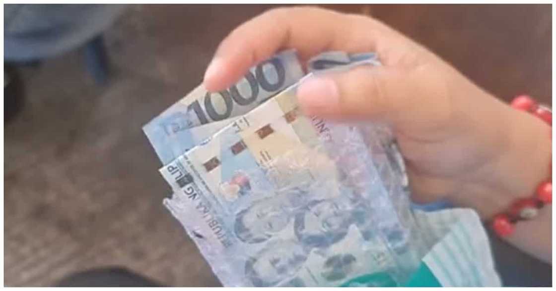 Tricycle driver na nagsauli ng Php98,000 na naiwan ng kanyang pasahero, hinangaan Tricycle driver na nagsauli ng Php98,000 na naiwan ng kanyang pasahero, hinangaan