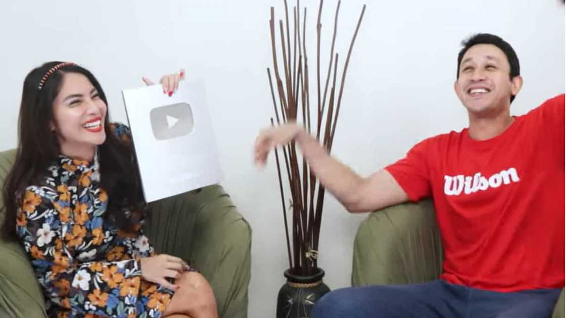 RR Enriquez, natanggap na silver play button mula sa YouTube RR Enriquez, natanggap na silver play button mula sa YouTube