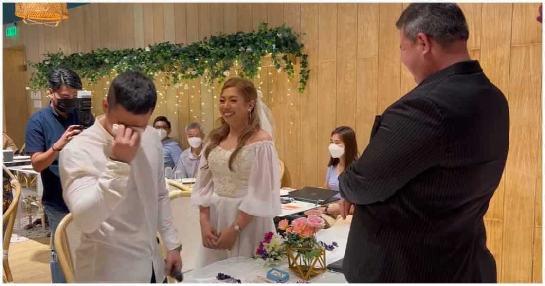 Groom na hindi mapigil ang pag-iyak sa kanyang wedding vows, kinagiliwan ng netizens Groom na hindi mapigil ang pag-iyak sa kanyang wedding vows, kinagiliwan ng netizens