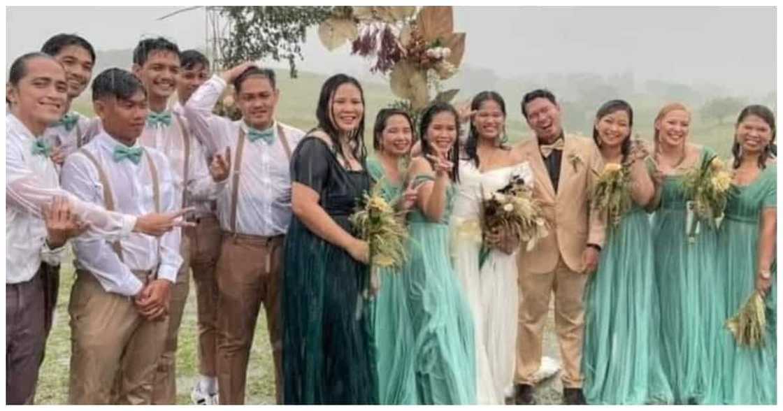 Maulang outdoor wedding, umantig sa puso ng maraming netizens Maulang outdoor wedding, umantig sa puso ng maraming netizens