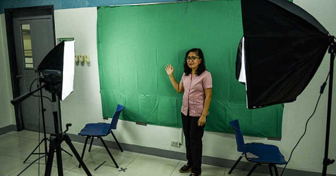 Photo ng titser na halos mabali ang leeg mabasa lang ang nakatagilid na output ng kanyang estudyante, viral Photo ng titser na halos mabali ang leeg mabasa lang ang nakatagilid na output ng kanyang estudyante, viral