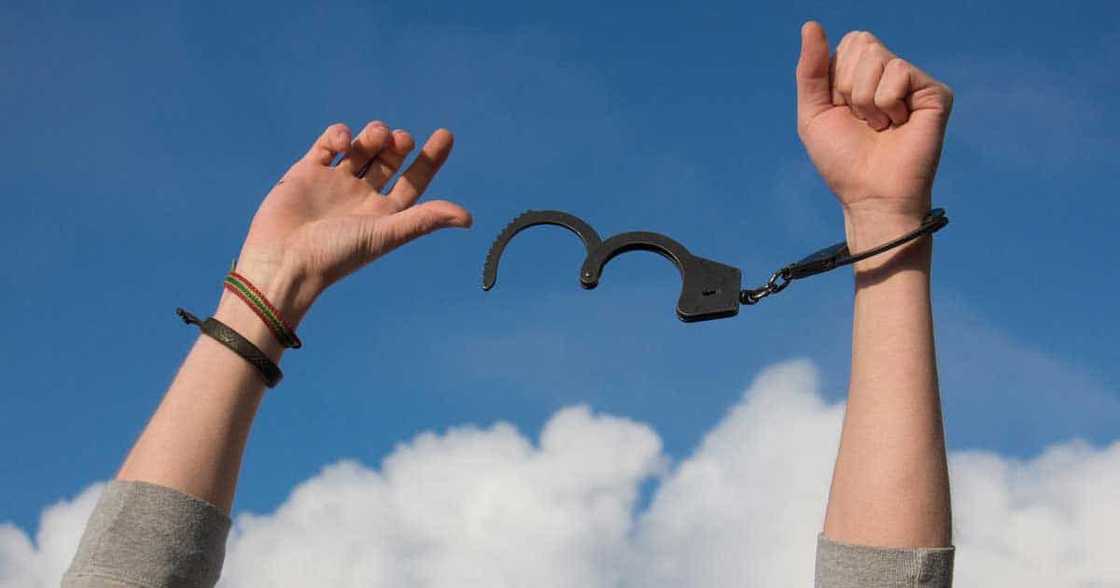 Tangkang pagdukot umano sa isang babae, nabulilyaso dahil sa alertong mga motorcycle riders Tangkang pagdukot umano sa isang babae, nabulilyaso dahil sa alertong mga motorcycle riders