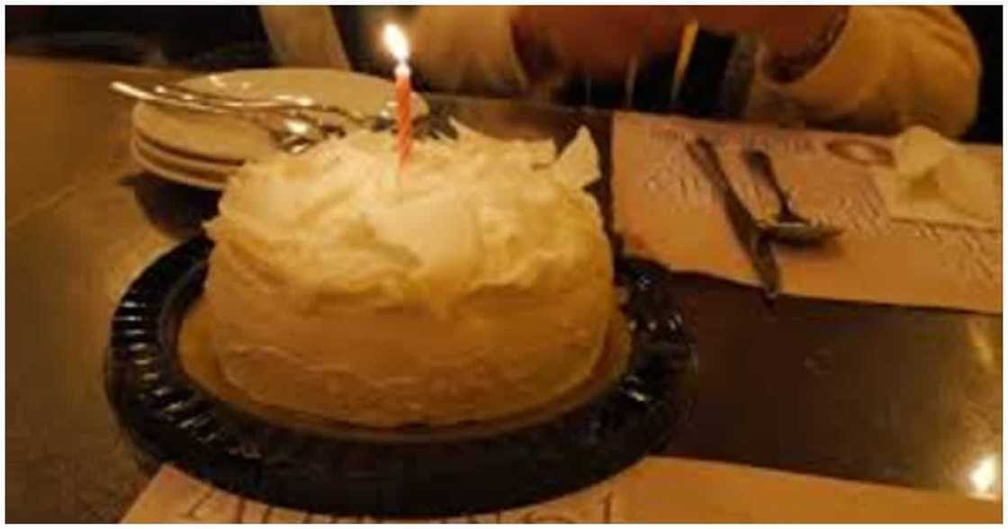 Batang higit ₱100 lang ang pambili ng cake para sa ina, natulungan ng kapwa customer Batang higit ₱100 lang ang pambili ng cake para sa ina, natulungan ng kapwa customer