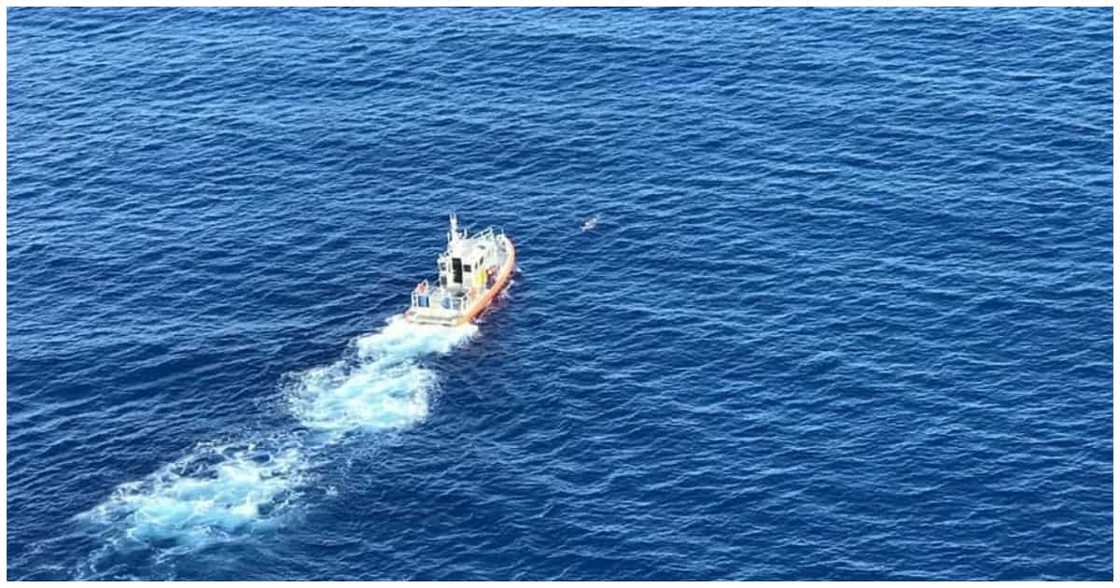 Lalaking nahulog mula sa 1 barko, nakaligtas matapos makakita ng liwanag Lalaking nahulog mula sa 1 barko, nakaligtas matapos makakita ng liwanag