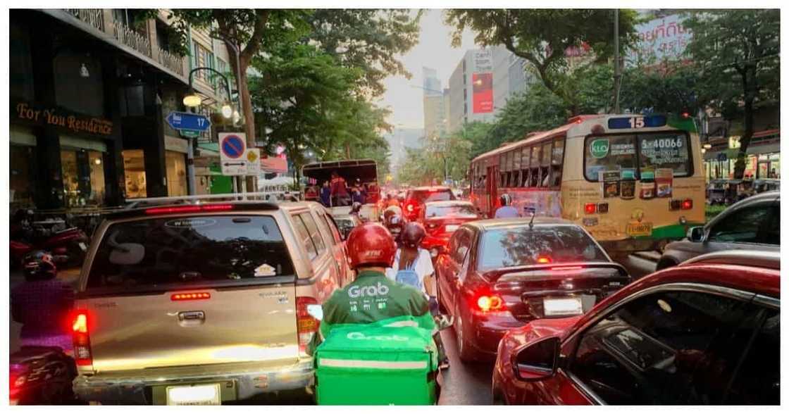 Barangay chairman sa video na hinarang ang mga delivery riders dahil "curfew" na, viral