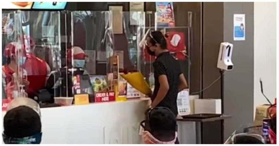 Video ng proposal sa isang crew ng Jollibee, nagpakilig sa mga netizen Video ng proposal sa isang crew ng Jollibee, nagpakilig sa mga netizen