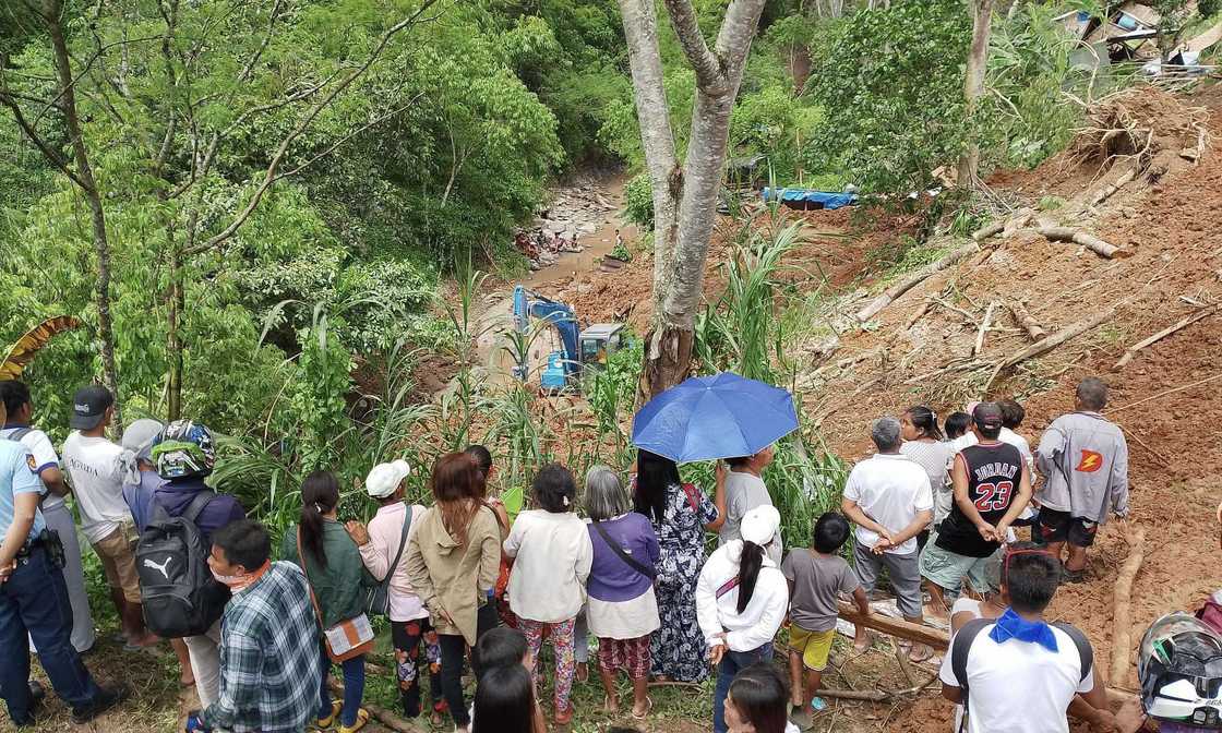 Mag-asawa at 3 anyos na anak, natabunan sa landslide sa Bukidnon Mag-asawa at 3 anyos na anak, natabunan sa landslide sa Bukidnon