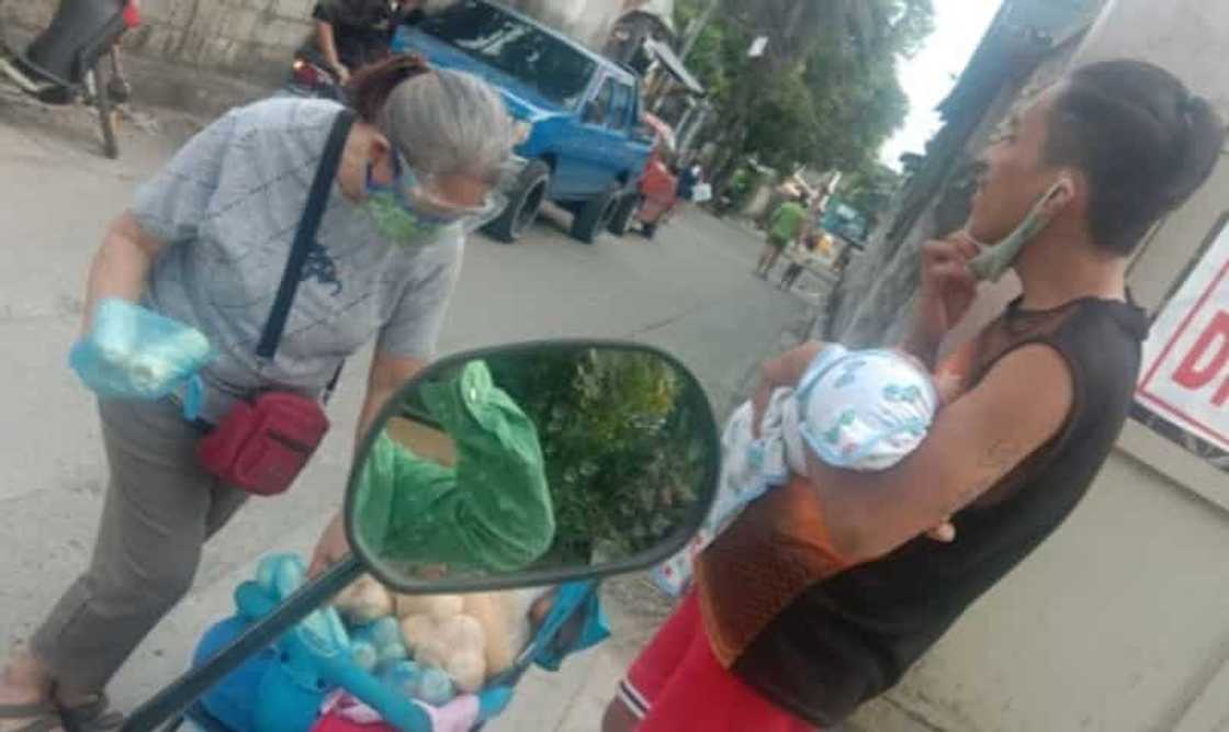 Viral na ngayon ang post tungkol sa isang ama na karga ang anak na sanggol habang inilalako ang hilaw na mais Viral na ngayon ang post tungkol sa isang ama na karga ang anak na sanggol habang inilalako ang hilaw na mais
