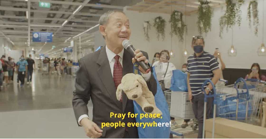 Jose Mari Chan, sinorpresa at kinantahan ang shoppers sa isang furniture store Jose Mari Chan, sinorpresa at kinantahan ang shoppers sa isang furniture store