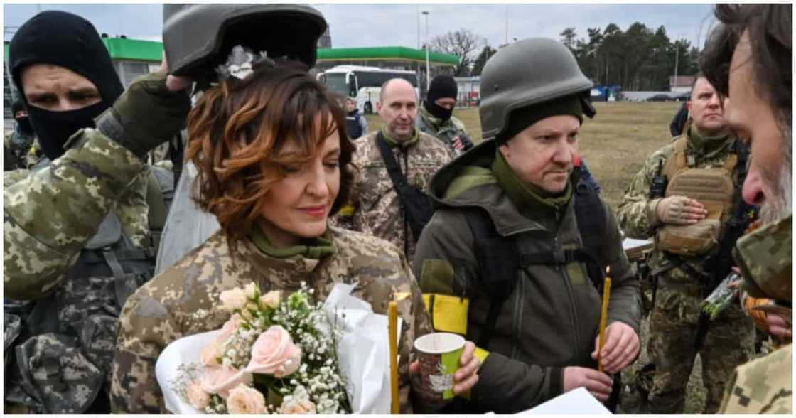 Military reserves sa Ukraine, nagawang magpakasal sa gitna ng kaguluhan Military reserves sa Ukraine, nagawang magpakasal sa gitna ng kaguluhan