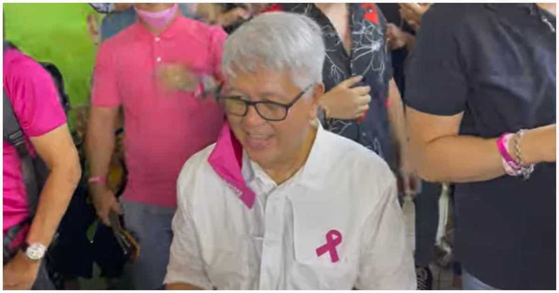 Ryan Cayabyab, nakiisa sa flash mob na mga 'Kakampink' na theater artists Ryan Cayabyab, nakiisa sa flash mob na mga 'Kakampink' na theater artists