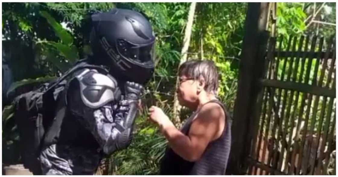 Ina, sinurpresa ng anak niyang hindi nakauwi sa loob ng isang taon Ina, sinurpresa ng anak niyang hindi nakauwi sa loob ng isang taon