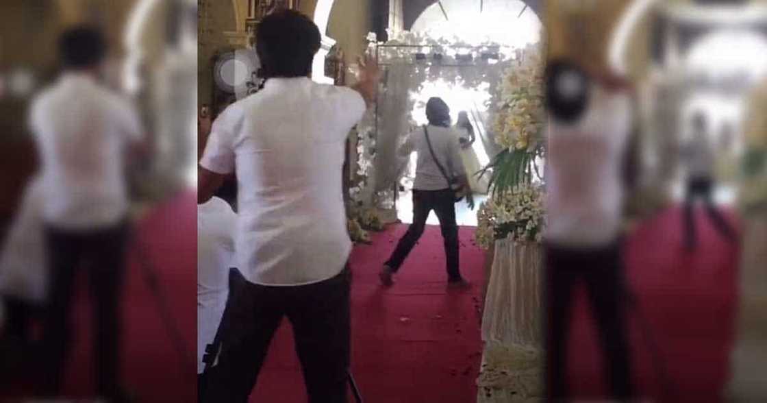 Video ng official photographer na naloka dahil sa umeksenang guest sa bridal walk ng ikakasal, viral Video ng official photographer na naloka dahil sa umeksenang guest sa bridal walk ng ikakasal, viral