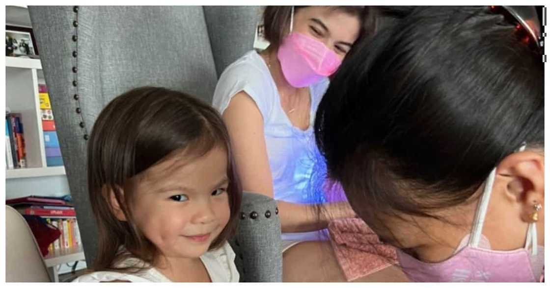 Dahlia Heussaff, sobrang saya sa manicure session kasama si Mommy Anne Curtis @annecurtissmith Dahlia Heussaff, sobrang saya sa manicure session kasama si Mommy Anne Curtis @annecurtissmith