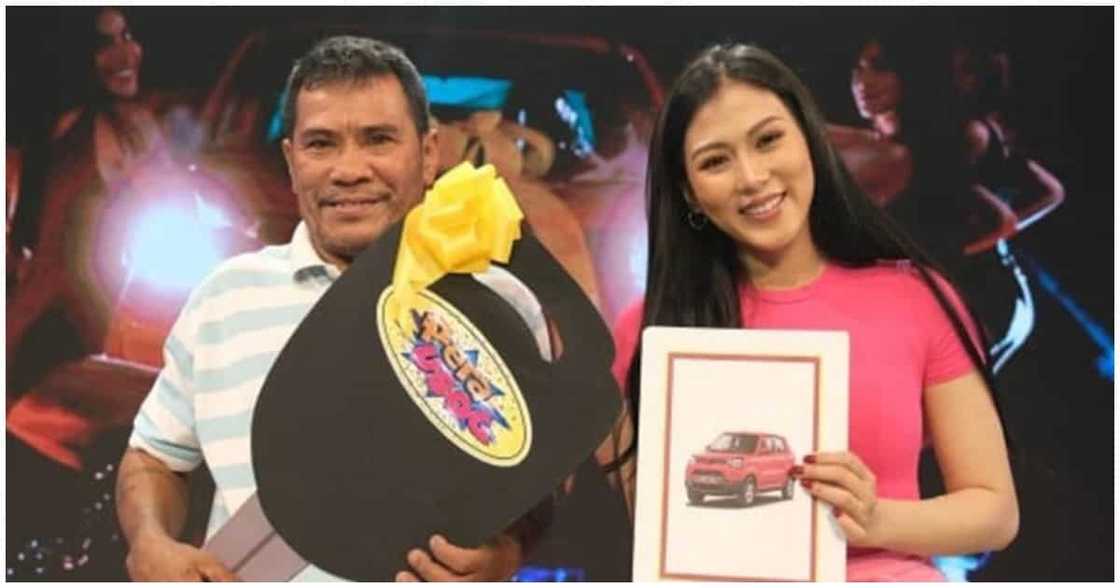 Buko vendor na nanghiram ng CP para makasali sa 'Pera Usog' ng LOL, nanalo ng kotse Buko vendor na nanghiram ng CP para makasali sa 'Pera Usog' ng LOL, nanalo ng kotse