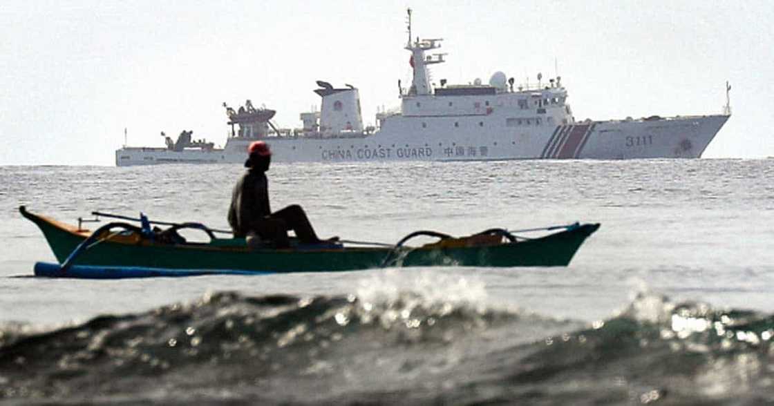 Bangka of ABS-CBN News team, ipinagtabuyan ng Chinese boats Bangka of ABS-CBN News team, ipinagtabuyan ng Chinese boats