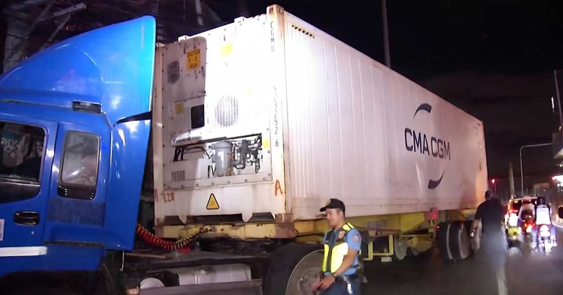 2 bata, sugatan pagkatapos na mabangga ang isang trailer truck sa poste