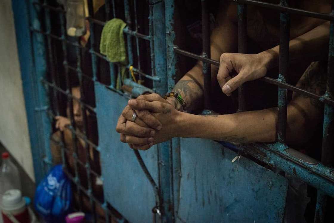 Tindero, nagmakaawa matapos hamunin ang pulis sa paglabag niya sa quarantine protocols Tindero, nagmakaawa matapos hamunin ang pulis sa paglabag niya sa quarantine protocols