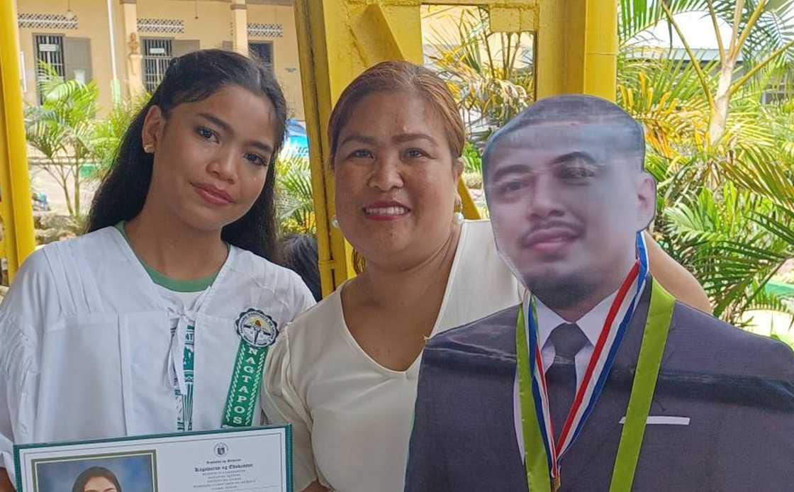 Isang standee ang naging sentro ng emosyon sa graduation sa Quezon Isang standee ang naging sentro ng emosyon sa graduation sa Quezon