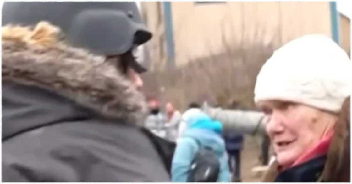 Reporter, napahinto sa pag-uulat para matulungan ang mga lumilikas na Ukrainian Reporter, napahinto sa pag-uulat para matulungan ang mga lumilikas na Ukrainian