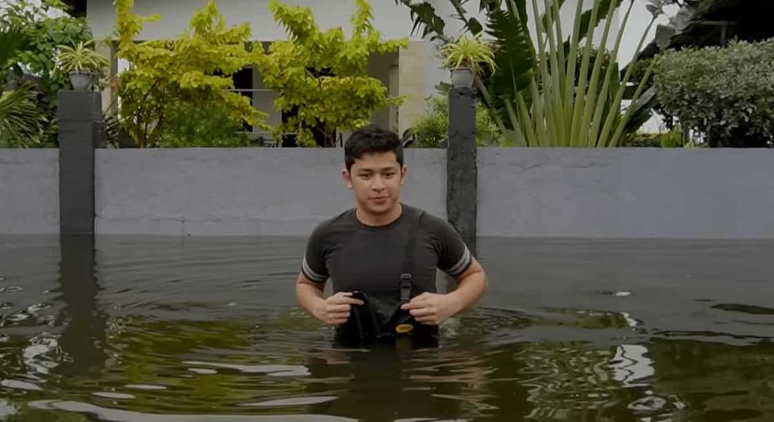 Aljon Mendoza, pinakita ang lalim ng baha sa kanilang lugar sa Macabebe, Pampanga Aljon Mendoza, pinakita ang lalim ng baha sa kanilang lugar sa Macabebe, Pampanga