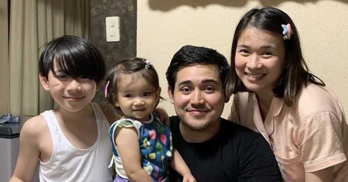 Aki, nawindang sa pinaggagagawa ni LJ Reyes habang tinuturuan niya ng arnis Aki, nawindang sa pinaggagagawa ni LJ Reyes habang tinuturuan niya ng arnis