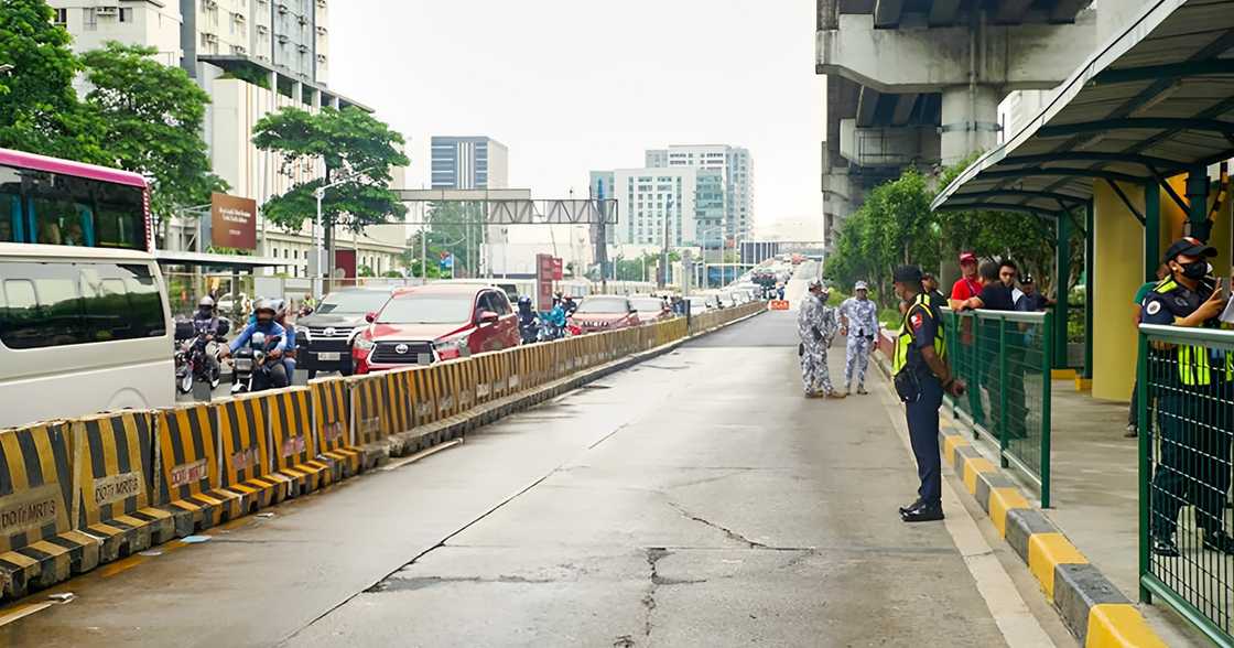 Babae, patay matapos aksidenteng nabundol sa EDSA bus lane Babae, patay matapos aksidenteng nabundol sa EDSA bus lane